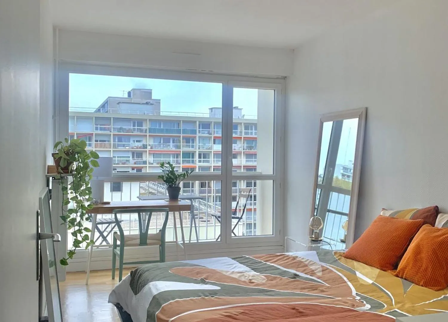 Chambre Tout Confort, Spacieuse, Calme Et Lumineuse Avec Balcon *